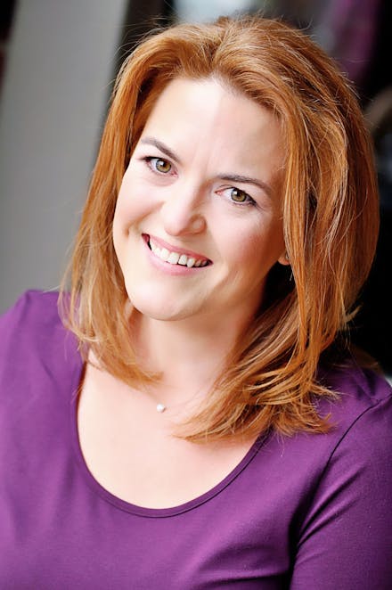 Profile picture of Carrie Ryan, children's author.