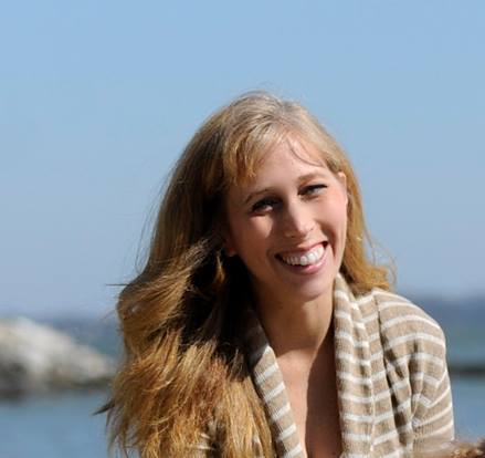 Profile picture of Ellen Potter, children's author.