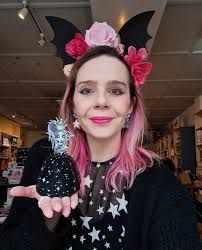 Profile picture of Harriet Muncaster, children's author.