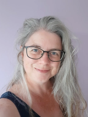 Profile picture of Jo Cotterill, children's author.