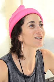 Profile picture of Lauren Oliver, children's author.