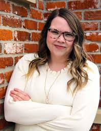 Profile picture of Mindy Thompson, children's author.