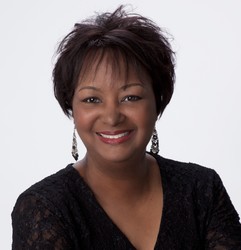 Profile picture of Rachel Renee Russell, children's author.