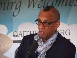 Profile picture of Ronald L Smith, children's author.